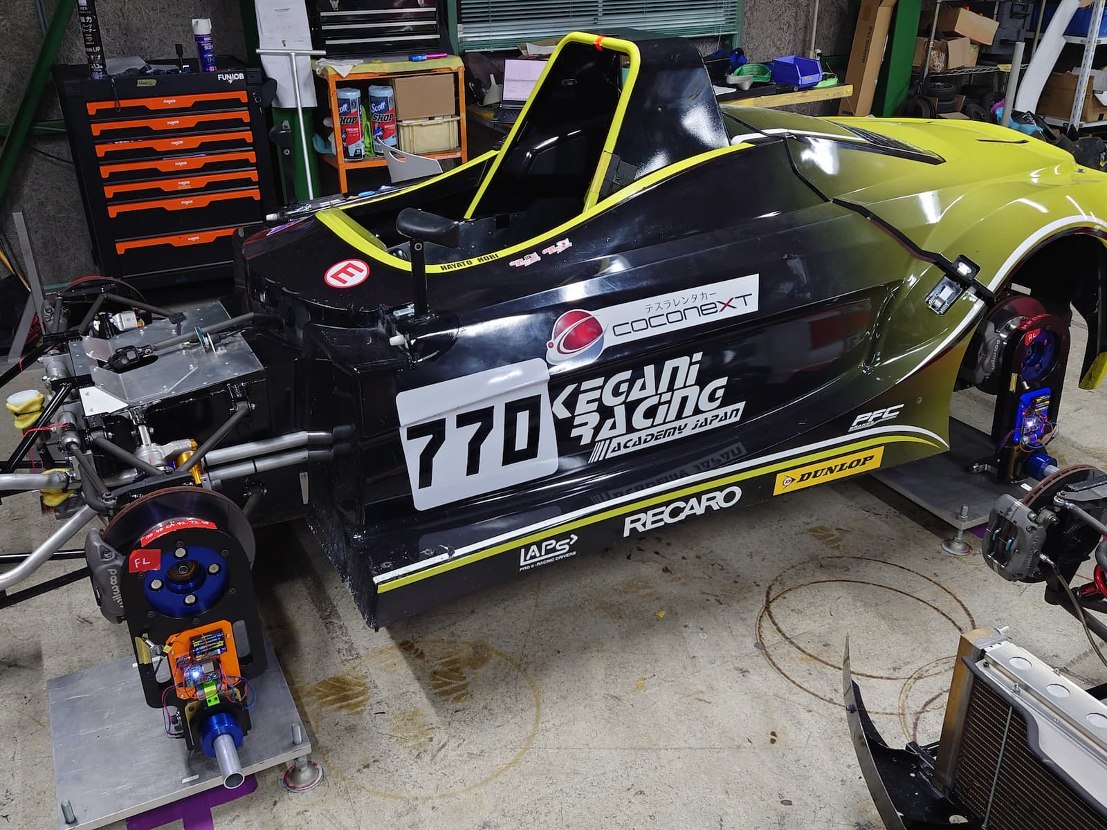 SARTA GEO を4輪すべてに取り付けたフォーミュラ車両